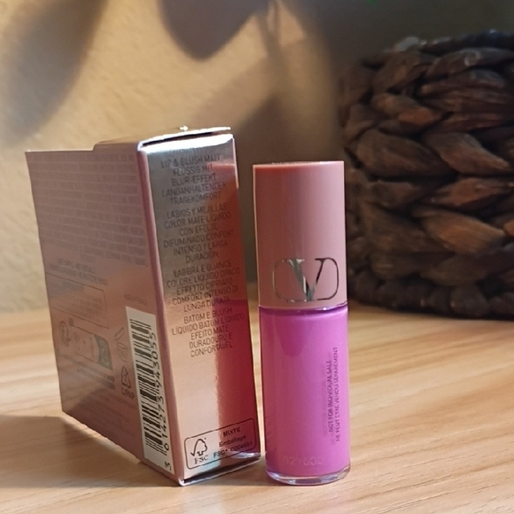 Valentino Liquirosso Lip & Blush Blur Liquid Matte - Vibrant Pink - Picture 2 of 4